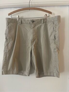 Vineyard Vines Men's Light Khaki Flat-Front Shorts size 38 inseam 9”